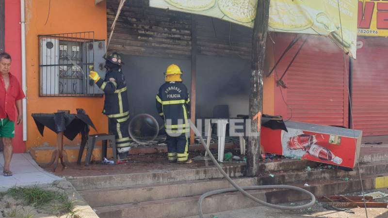 Dos unidades de bomberos acudieron al lugar del incendio.