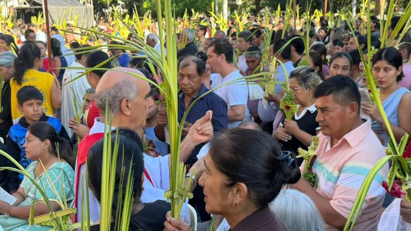 Católicos reciben la comunión en la Catedral de Santa Cruz.