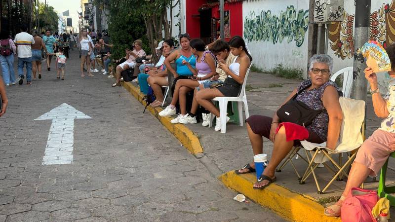 Tercera precarnavalera reúne a las familias cruceñas en el centro de la ciudad