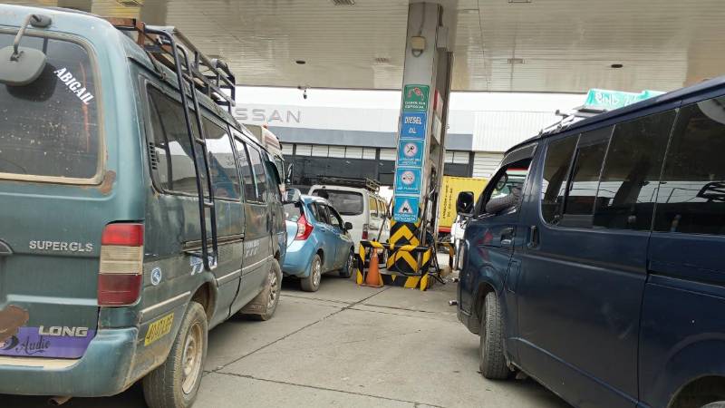 Filas por combustible en La Paz