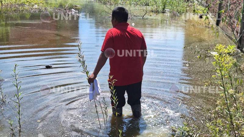 Un vecino en medio de la inundación.