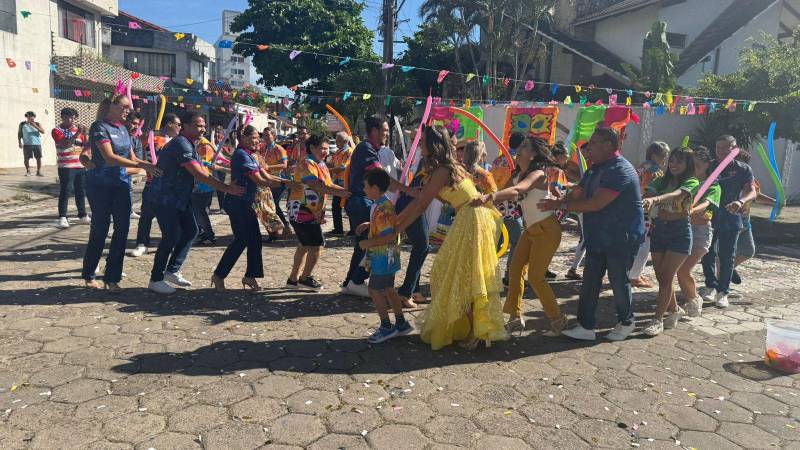 Camila I, junto a comparsas adelantando la tercera precarnavalera cruceña. 