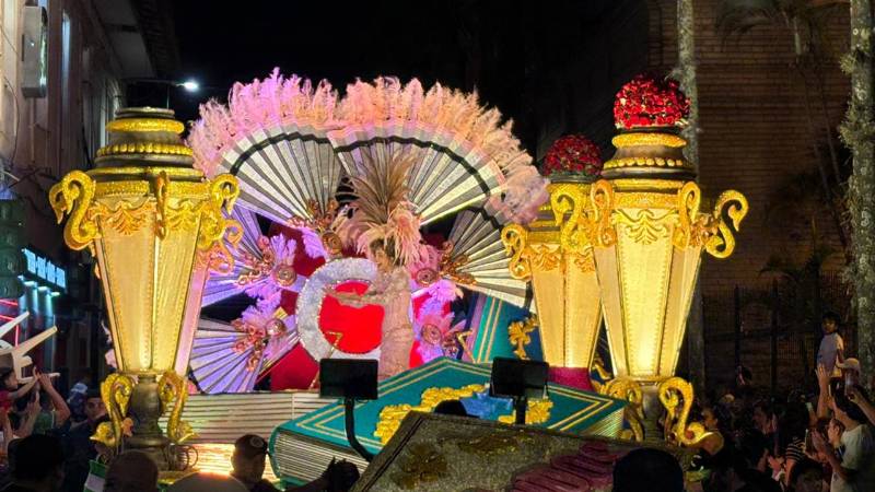 Camila I emociona en la segunda precarnavalera cruceña