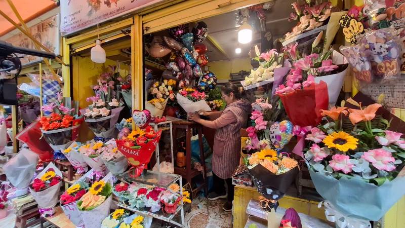 En La Paz, los comerciantes alternan ideas por la escasez de flores