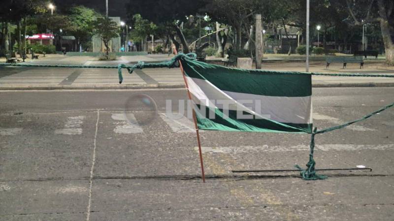 En la Villa Primero de Mayo colocaron banderas para acatar el paro