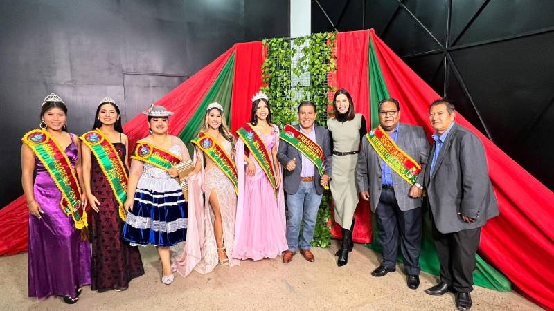 Residentes paceños en La Revista 