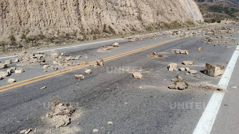 Pidras cubren parte del tramo que ine Cochabamba con La Paz y Oruro. 