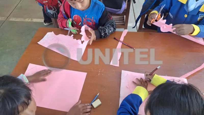 Los niños de nivel inicial pasan clases en el patio, bajo un tinglado.