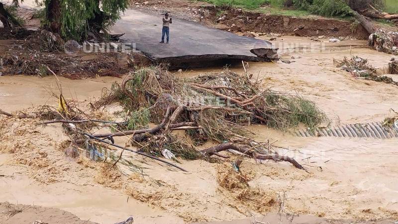 La plataforma fue arrastrada por el río.