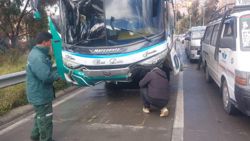 El bus que impactó contra el separador de la autopista La Paz - El Alto.