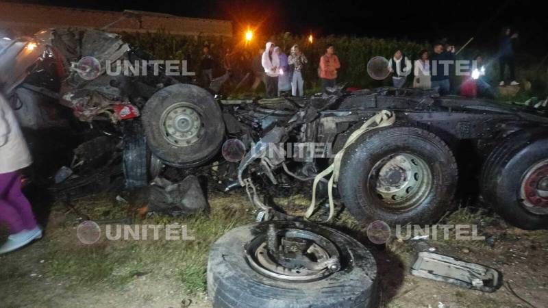 Los vehículos de carga pesada quedaron destrozados.