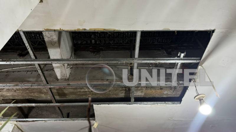 La placa del cielo falso desplomadada dejó expuestas las estructuras metálicas. 