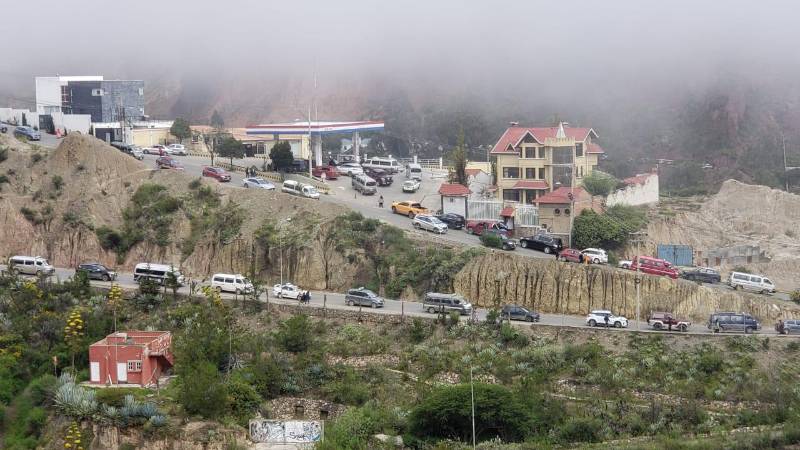 Las filas por combustibles en Mallasa. 