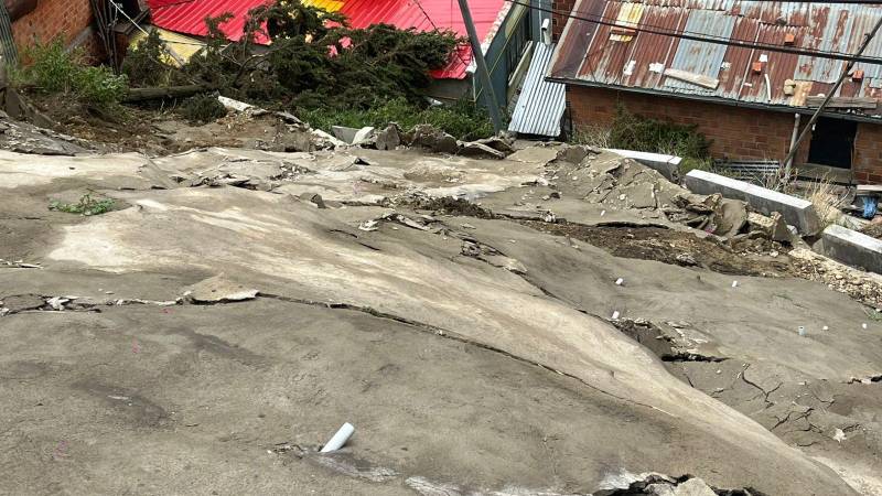 La caída del talud afectó a las viviendas de la zona 