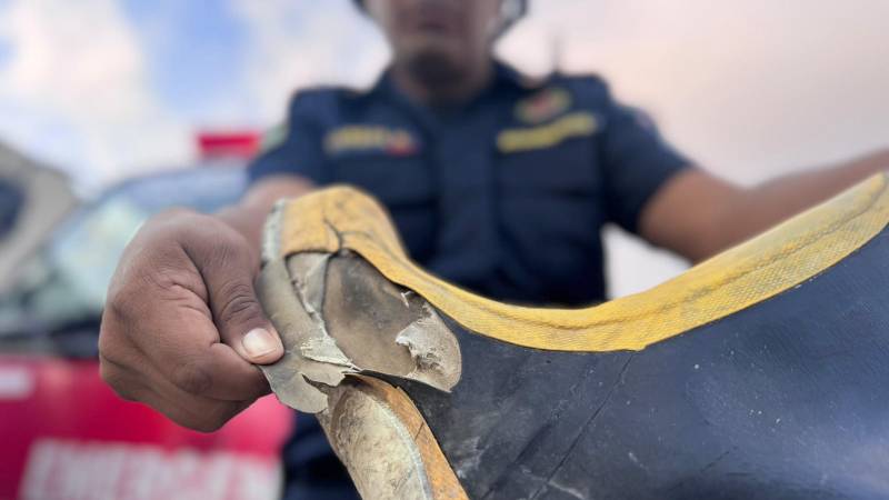 Bota de bomberos con notable daño. 
