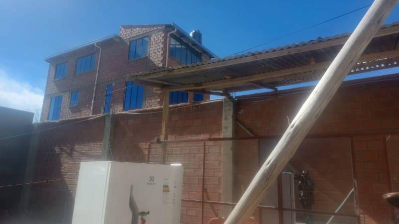 El refrigerador terminó en el patio de la casa