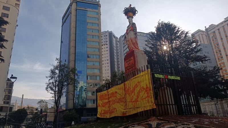 Los activistas dejaron el monumento con un manto de pintura roja