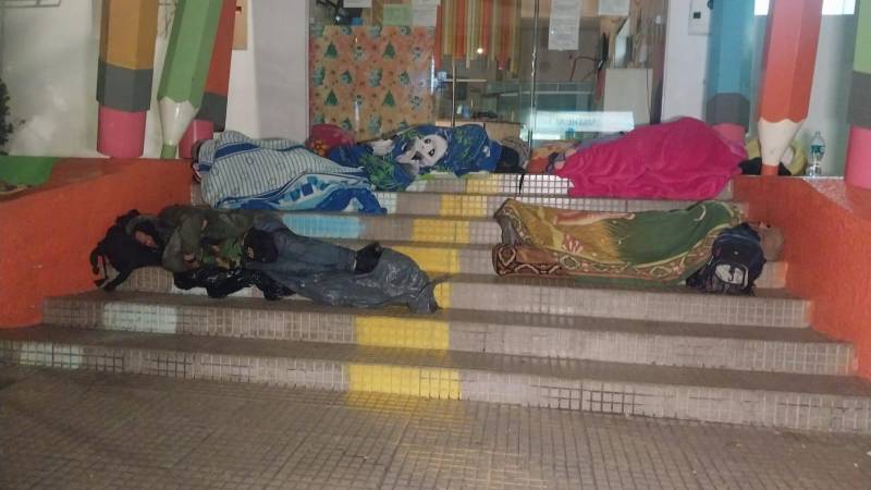 Los pacientes incluso tuvieron que dormir en las gradas del Hospital del Niño