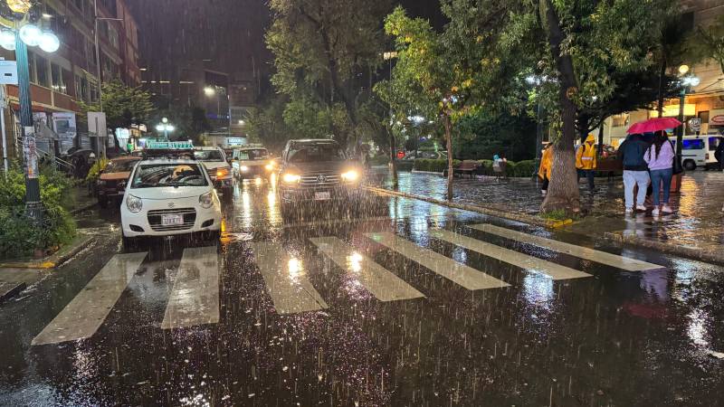 Intensa lluvia en el centro paceño 