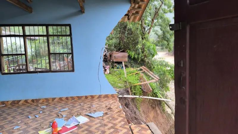 Uno de los muros de una vivienda se derrumbó