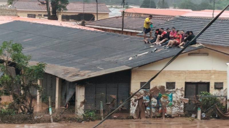 El centro de Cenvicruz también quedó cubierto de lodo y un grupo de personas subió al techo y otro fue evacuado