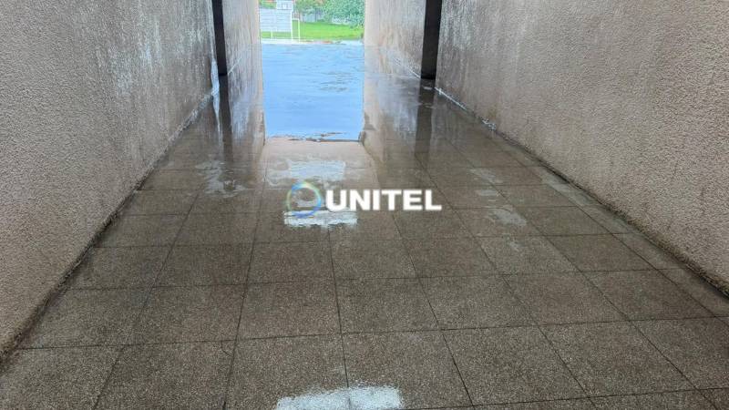 Partes del piso están cubiertas con agua 