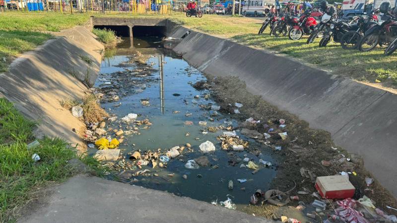 Canal de drenaje lleno de basura