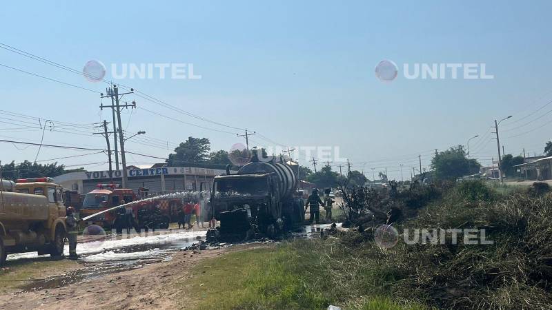 Bomberos combaten el fuego.