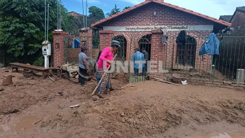 Personas trabajando para que se pueda ingresar al templo