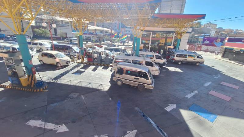 Filas por gasolina en la estación de la avenida Montes 
