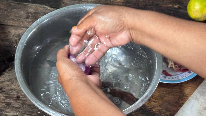 Agua ‘cosechada’ es emplada para la preparación de alimentos en la comunidad.