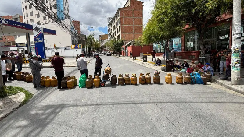 Ciudadanos bloquearon con garrafas en el centro paceño.