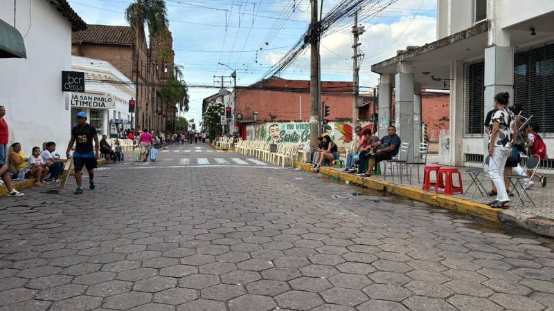 Las personas comienzan a llegar para mirar el recorrido de los bailarines y músicos.