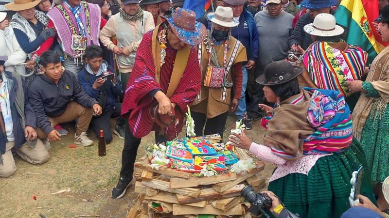 Evo Morales participa de una ofrenda a la Pachamama