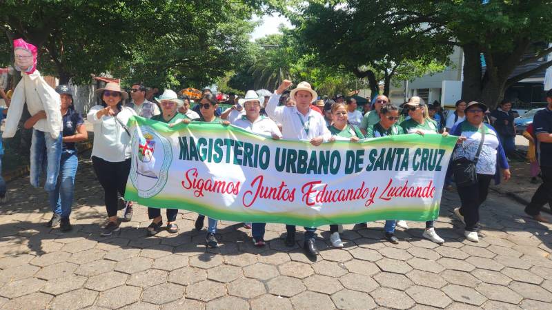 Magisterio en Santa Cruz realizando una marcha 