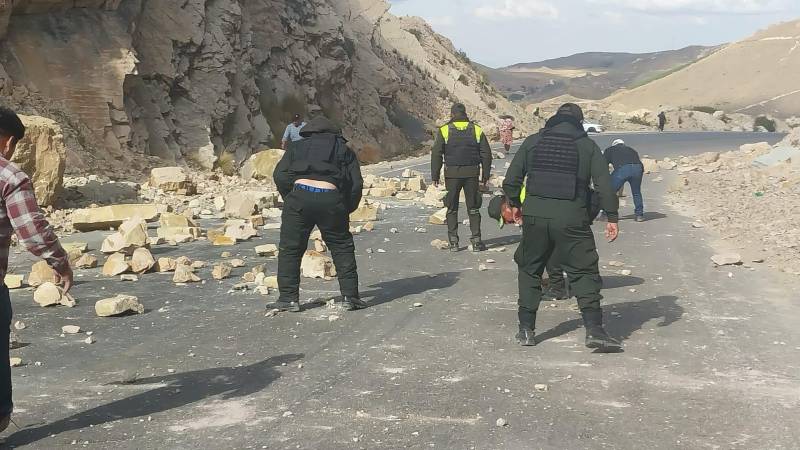 Los policías despejaron la carretera tras la determinación del sector. 