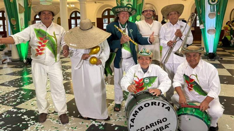 Leo Camargo junto a la tamborita 