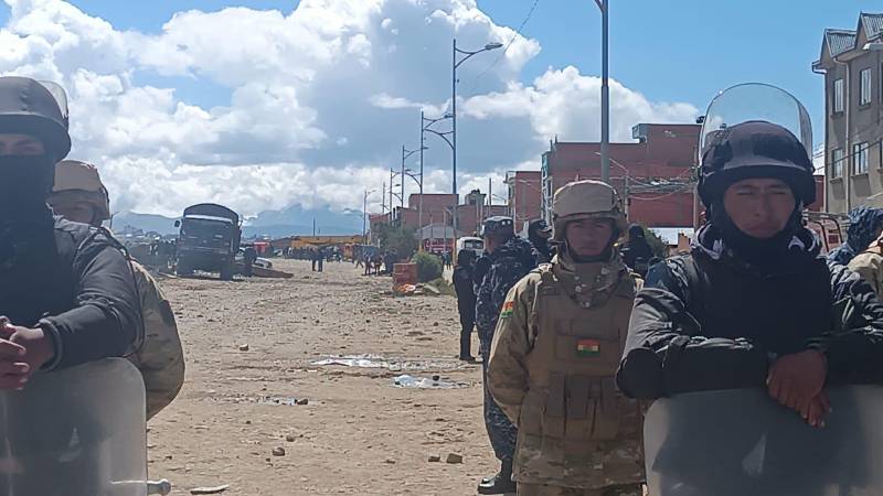 militares retiran las piezas del avión 