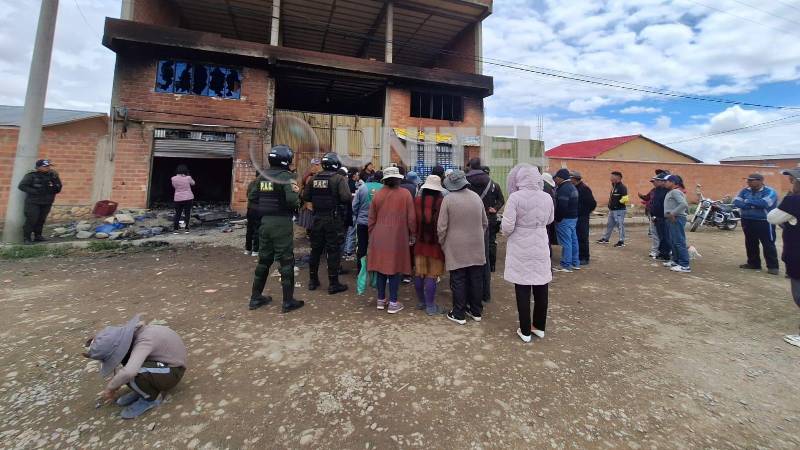 Vecinos siguen en vigilia en el lugar