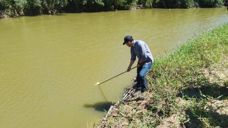 Toma de muestra de las aguas.