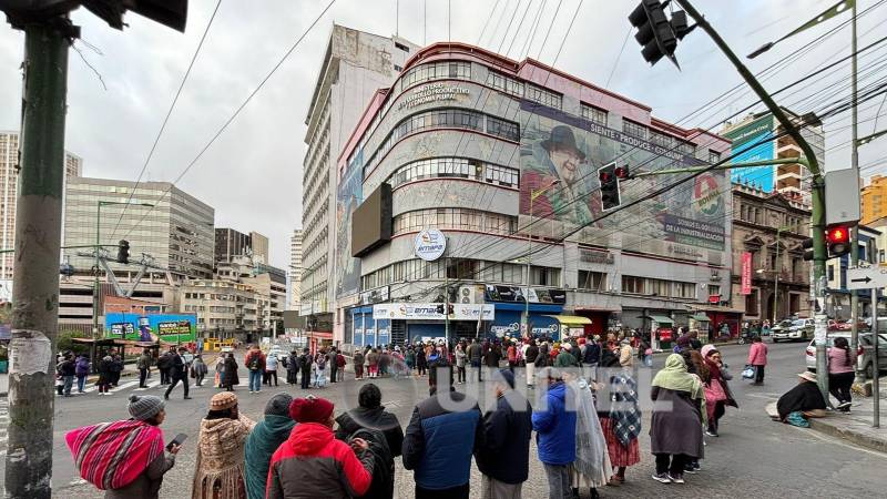 Las personas que buscaban comprar aceite bloquearon la avenida Camacho