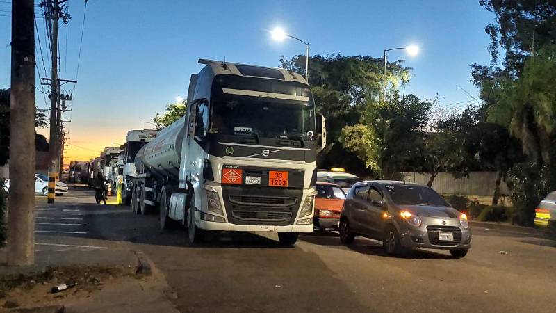 Filas por combustible en la zona sur de la capital cruceña.