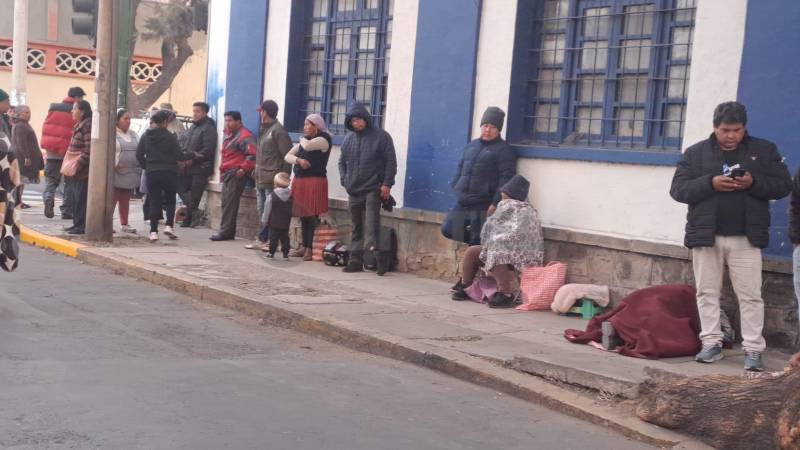 Las personas madrugaron en busca de poder comprar arroz en Emapa Cochabamba