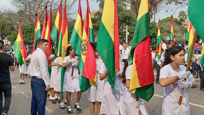 Desfile de escolares en Santa Cruz