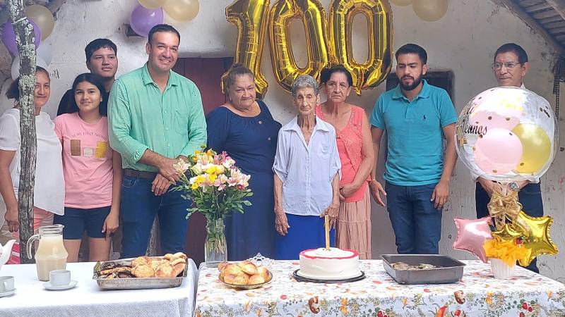 Ana Ramírez Borja, junto a sus familiares.