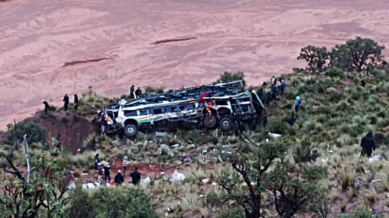 El bus que se desbarrancó en la ruta Oruro - Potosí fue impactado por una vagoneta