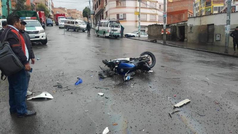 La motocicleta del afectado quedó destrozada. 