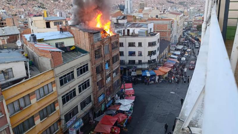 Incendio reportado en la parte alta de un edificio