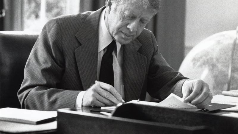 Carter trabajando en su escritorio en la Oficina Oval.