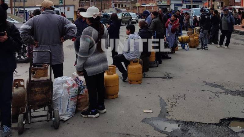 La población bloquea junto a su garrafa